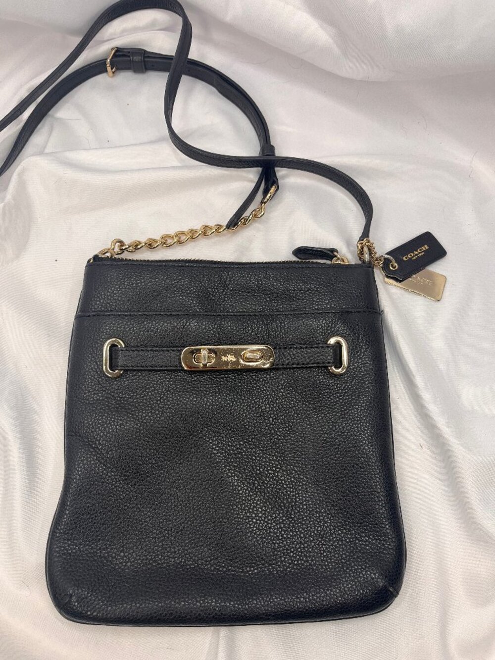 Coach Swagger Swingpack 36501 Black Pebble Leather Gold Chain Crossbody Bag